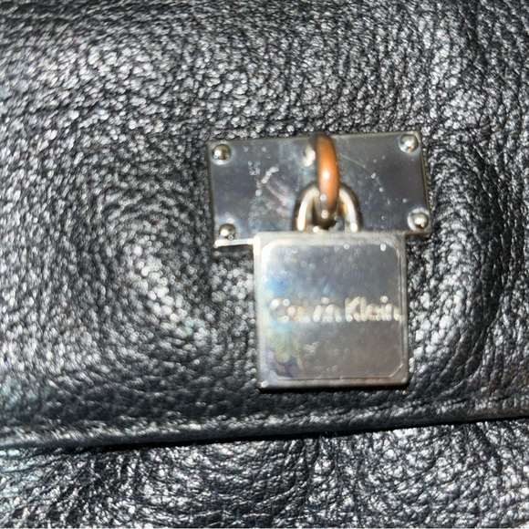 CALVIN KLEIN Small Black Pebble Leather Cross-body Handbag with Chain Strap - Picture 2 of 15